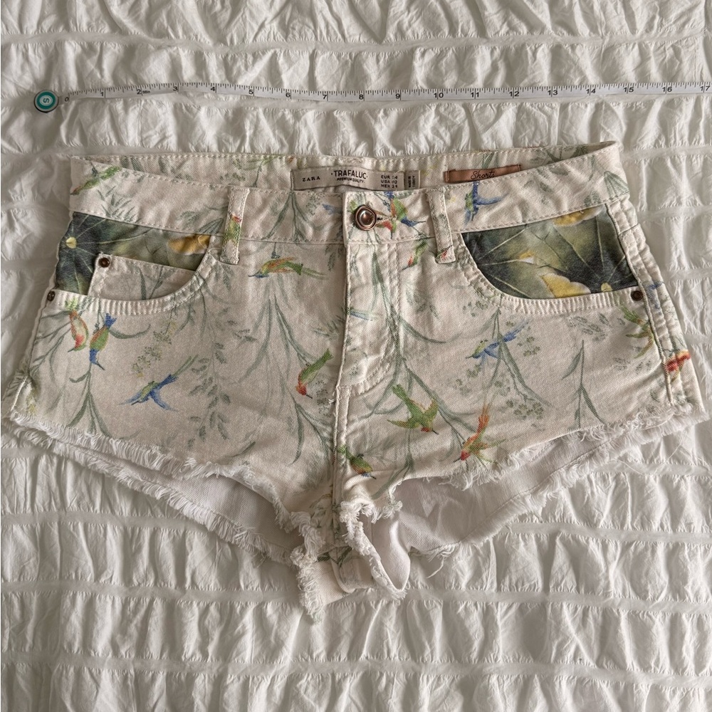Zara Trafaluc Exclusive MINI Denim Booty Shorts in Tropical White Print